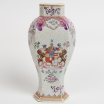 Vaso floreira em porcelana oriental esmaltada e policromada, decorada com flores, folhas, treliças, acantos e reserva com brasão adornado com dragões. Peça marcada na base. Med:22 cm de altura. RETIRADA: Rua dos Artistas 70, casa - Vila Isabel, Rio de Janeiro.