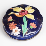 PORCELANA ZAPPI - Potiche com tampa em porcelana esmaltada e gomada, decoração no tom predominante azul cobalto com reserva de flores e folhas. Peça marcada na base. Med: 7 cm de altura e 12 cm de diâmetro. RETIRADA: Rua dos Artistas 70, casa - Vila Isabel, Rio de Janeiro.