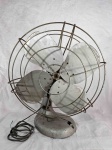 ELETRODOMÉSTICO, um (1) antigo ventilador com quatro pás, base em ferro fundido, confeccionado em materiais diversos, repintado, usado, não testado e sem garantia, medindo 50 cm altura, vide foto.