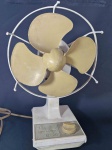 ELETRODOMÉSTICO, um (1) ventilador da marca BRITÂNIA, modelo B-20, com quatro pás, sinais de uso e restauro, falta a grade protetora, usado, funcionando e sem garantia, medindo 30 cm altura, vide foto.