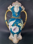 PORCELANA, um (1) vaso, com ornamentação relevada em elementos vegetalistas e busto feminino na própria modelagem, pintado a mão em policromia, generosos arremates a ouro, possivelmente VIEUX PARIS (Velho Paris, nome dado a porcelana produzida na frança por mais de 30 fábricas diferentes em torno da cidade de Paris, entre meados do século XVIII e final do segundo império napoleônico 1870, apenas 30% das porcelanas produzidas em Paris neste período tinham marca do fabricante muitos inclusive famosos como: Jacob Petit; Dagoty; Edouard Honoré; Neppel; Dihl; Nast; Denuelle; Clauss; Gille; etc., pois haviam diversas leis, promulgadas por Louis XV, que restringiam severamente as atividades de outros fabricantes de porcelana que não fosse a da fábrica de Sevres com o propósito de evitar a concorrência, podemos dividir a porcelana Vieux Paris em três períodos: floral no reinado de Louis XV; mais complexa acrescentando pássaros, figuras e cupidos a partir do reinado de Louis XVI e com forte influencia neo-clássica, rococó, etc., a partir do império napoleônico já no século XIX), medindo 35 cm altura, sinais de uso, vide foto.