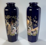 Par de vasos japoneses em porcelana na cor azul com pintura feita a mão representando faisões - dim - 28 cm de altura e 10 cm de diâmetro . RETIRADA: Rua dos Artistas 70, casa - Vila Isabel, Rio de Janeiro.