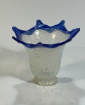 Cúpula feita em Murano com muitos detalhes manuais na cor branca e arestas no tom azul - dim - 11 cm (altura); 12 cm (diâmetro). RETIRADA: Rua dos Artistas 70, casa - Vila Isabel, Rio de Janeiro.