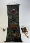 Lote com Arte oriental em tapeçaria no formato pergaminho com suporte para prender na parede feito em tecido escuro, bibelô de madeira oriental e enfeite de pendurar oriental - dim - (pergaminho) 27x68 cm. RETIRADA: Rua dos Artistas 70, casa - Vila Isabel, Rio de Janeiro.