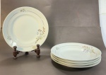 Porcelana Schimdt - Conjunto com 5 pratos rasos feito em porcelana na cor branca com tema vegetal e detalhes em dourado - dim - 25 cm de diâmetro. RETIRADA: Rua dos Artistas 70, casa - Vila Isabel, Rio de Janeiro.