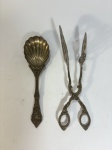 Dupla de utensílios de cozinha de época em metal colher concha e pegador tesoura com muitos detalhes talhados na peça - dim - maior 5x23x5. RETIRADA: Rua dos Artistas 70, casa - Vila Isabel, Rio de Janeiro.