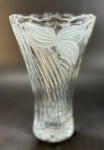 Floreira feita cristal com rido design e detalhes vegetais - dim - 20 cm de altura e 12 cm de diâmetro. RETIRADA: Rua dos Artistas 70, casa - Vila Isabel, Rio de Janeiro.