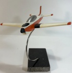 Decoração - Antigo avião T 27-1368 de madeira com patins na cor branca e detalhes em laranja e preto e base de mármore - dim - 23x27x23. RETIRADA: Rua dos Artistas 70, casa - Vila Isabel, Rio de Janeiro.