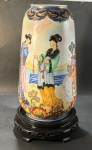 Magnífico vaso de porcelana pintado à mão com temática oriental , ass Aracema - dim - vaso com  34 cm de altura e 19 cm de diâmetro e a base com 7 cm de  altura e 20 cm de diâmetro. RETIRADA: Rua dos Artistas 70, casa - Vila Isabel, Rio de Janeiro.