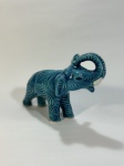 Magnífico elefante  de cerâmica na cor azul , com detalhe da tromba pra cima, símbolo de prosperidade, não pode faltar dentro da sua casa - dim - 20x9x14. RETIRADA: Rua dos Artistas 70, casa - Vila Isabel, Rio de Janeiro.