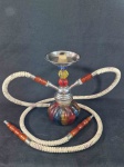 DIVERSOS, um (1) narguilé ( cachimbo de água de origem oriental usado para fumar tabaco, ópio ou outras substâncias, como essências e ervas aromáticas), confeccionado em materiais variados, medindo 21 x 10 cm, sinais de uso, vide foto. RETIRADA: Avenida Democráticos 646 - Bonsucesso