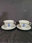 PORCELANA, par (2) xícaras para chá, ornadas com silhuetas femininas na tonalidade azul, arremates com frisos prateados, manufatura SCHMIDT (Pomerode, SC; Mauá, SP; Campo Largo, PR, fundada em 1945, ainda em atividade, maior fábrica de porcelana da América Latina), medindo a maior peça 14 cm diâmetro, ideais para coleção de cristaleira, vide foto.   RETIRADA: Avenida Democráticos - Bonsucesso