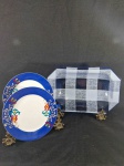 DIVERSOS, três (3) itens: 1 travessa octogonal, ornada em xadrez; 2 (par) pratos com ornamentação floral policromada e faixa na tonalidade azul, vendidos na Casambiente, medindo a maior peça 29,5 x 19,5 cm, sinais de uso, vide foto.  RETIRADA: AVENIDA DEMOCRÁTICOS - BONSUCESSO