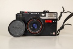 FOTOGRAFIA, uma (01) máquina fotográfica Yashica MF 3 Super - Kyocera, com estojo. Primeira câmera produzida no Brasil pela Yashica à partir do ano de 1985, câmera compacta, objetiva 38mm f/35; usada não testada sem garantias de funcionamento, medindo 13 x 7cm.