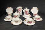 PORCELANA, conjunto para chá com dez (10) itens: 1 bule, 1 cremeira, 1 manteigueira, 1 açucareiro e 6 xícaras, ornamentação floral policromada, arremates com frisos dourados, manufatura  RENNER (Porto Alegre, RS, fundada em 1942; em 1998 foi vendida para a Vista Alegre de Portugal; em 1999 mudou a razão social para Vista Alegre do Brasil), medindo a maior peça 17 cm altura, sinais de uso, vide foto.