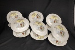 PORCELANA PORTUGUESA, doze (12) pratos, ornamentação policromada dita Chinoire, arremates com frisos dourados, manufatura SPAL, medindo 22,5 cm diâmetro, sinais de uso, vide foto.