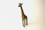 BRONZE, uma (1) escultura representando girafa, medindo 18 cm altura, possui sinais de azinhavre, vide foto. RETIRADA: Rua Monsenhor Jerônimo - Engenho de Dentro