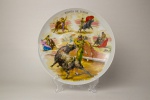 PORCELANA, um (1) prato decorativo, ornamentação policromada representando cenas de tourada, souvenir da Espanha, sem marca de manufatura aparente, medindo 20 cm diâmetro. RETIRADA: Rua Monsenhor Jerônimo - Engenho de Dentro