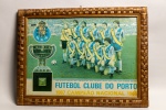 ESPORTE, uma (1) lito colorida emoldurada representando o time de futebol do Clube do Porto -Portugal, com os autógrafos dos jogadores, medindo com moldura 54 x 41 cm, vide foto. RETIRADA: Rua Monsenhor Jerônimo - Engenho de Dentro