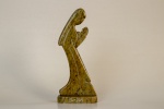 ESCULTURA, uma (1) representando figura feminina estilizada em posição de oração, confeccionada em soapstone (pedra sabão), souvenir de Ouro Preto, MG, medindo 24 cm altura,vide foto.