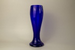 VIDRO, um (01) vaso decorativo na tonalidade azul cobalto, medindo 27 x 8cm; usado. RETIRADA: Rua Monsenhor Jerônimo - Engenho de Dentro