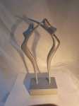 ESCULTURA, uma (1) representando mulheres, patina na tonalidade prata, medindo 32 x 12 x 8 cm, vide foto.