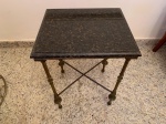 MOBILIÁRIO, uma (1) mesa de apoio, estrutura em bronze, pés cilíndricos com anéis intermediários, amarração em X, tampo em granito ou mármore negro, sinais de uso, vide foto. Esse lote encontra-se para retirada na Rua Dr. Miguel Vieira Ferreira, 141 - Ramos, Rio de Janeiro - RJ, 21060-090COM AGENDAMENTO