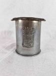 METAL PRATEADO, um (1) cinzeiro, confeccionado com aproveitamento de munição, brasão de armas da cidade de Verdun, souvenir francês, sinais de uso, vide foto. 10x10 RETIRADA: AVENIDA DEMOCRÁTICOS - BONSUCESSO