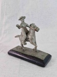 ESCULTURA, uma (1) equestre, representando homem montado a cavalo, confeccionado em metal prateado, base em madeira, pequenos defeitos e mossas, sinais de uso, vide foto. 10x10 RETIRADA: AVENIDA DEMOCRÁTICOS - BONSUCESSO