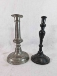 PEWTER, dois (2) castiçais distintos, padrão inglês Georgiano, um deles com punções de Minas Gerais, medindo o maior 19 cm altura, sinais de uso, um deles torto, vide foto.