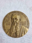 NUMISMÁTICA, uma (1) medalha em bronze, comemorativa aos 75 anos do nascimento de Monsenhor Manuel Alves da Cunha 1872 a 1947, missionário em Angola de 1901 a 1947, borda com gravação 493/ESP., medindo 90 mm diâmetro, excelente estado de conservação, acondicionada em estojo, vide foto.RUA MONSENHOR JERÔNIMO-ENGENHO DE DENTRO