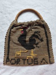 ACESSÓRIOS FEMININOS, uma (01) bolsa de mão Made in Portugal confeccionada em tecido nas tonalidades bege e preta ornada com o Galo de Barcelos e a escrita Portugal, alças revestidas com vime, medindo 55 x 47cm, usada. Rua Monsenhor Jerônimo - Engenho de Dentro