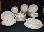 PORCELANA, um (1) conjunto para jantar com ornamentação floral policromada, arremates com frisos dourados, sendo: 1 sopeira; 1 molheira; 2 saladeiras tipo bowl; 1 travessa circular; 1 travessa oval e diversos pratos 12 fundos,  12 rasos e  12 para sobremesa, sinais de uso, vide foto, manufatura MAUÁ (Mauá, SP, 1937 a 1968).