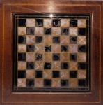 TABULEIRO DE XADRES EM MADEIRA NOBRE MARCHETADA COM O CENTRO FEITO EM ASAS DE BORBOLETAS ENVIDRAÇADO 46 X 46 cm.