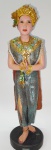 BELISSIMA E RARA ESCULTURA ORIENTALISK KONST EM REZINA POLICROMADA REPRESENTANDO O ANUNCIA DA PROSPERIDADE EM FIGURA FEMININA AL.T 35 cm.