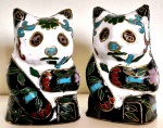 PAR DE ESCULTURAS EM CLOZONE COLORIDO REPRESENTANDO CASAL DE DELICADOS PANDAS ALT. 7 cm.