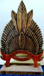 ESCULTURA REPRESENTADO  COCAR INDIGINA, EM MADEIRA ENTALHADA E POLICROMADA, MEDIDAS  50 X 40 cm.