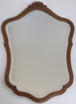 ANTIGO E DELICADO ESPELHO COM BORDAS EM BISOTÊ COM MOLDURA EM MADEIRA NOBRE RECORTADA POLICROMADA COM APLIQUE DE ROSAS ENTALHADAS NA PATE CENTRAL SUPERIOR  71 X 53 cm.