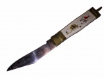Canivete  automático em  aço com corpo em latão e acabamento com cenas em acrílico representando tourada. 19 cm ( aberto )