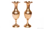 Par de vasos floreiros em bronze dourado com desenhos estilizados de flores em baixo relevo e borda recortada. 25cm