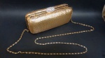 Maravilhosa bolsa para noite em malha metálica dourada, fecho com cravação com imitação de brilhantes, forração interna em tecido com compartimento. acompanha corrente. Medidas 18 x 9 cm.