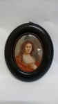 Quadro em madeira nobre ebonizada, na forma oval com pintura com assinatura representando dama antiga ao centro. vidro concavo. Moldura 13,5 x 11,5 cm. Pintura 8,5 x 6,5 cm.