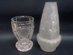 Lote composto de grosso copo com base e vaso floreiro acidado no estilo Art Deco. Copo 14 cm, vaso 21 cm.  Ambos no estado.