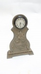 Relógio de mesa a quartz em pewter da marca Benton & Co. ano de 1995. 13 x 9 cm.