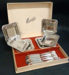 Conjunto para servir pastas para tira gosto, em metal inox da década de 50, acompanha 6 recipientes e 5 faquinhas para passar pasta, caixa original.