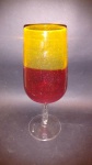 Kosta Boda  - Bonito e copo em vidro aerado artístico nas cores amarelo e vermelho. Suíça anos 80. Medidas 22 x 11 cm.