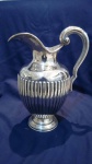 Belissima jarra em prata de lei repuxada e cinzelada, com contraste. Altura 25 cm, peso 955 gramas.