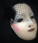 Máscara Veneziana de Parede, em Porcelana, Anos 80, com muito efeito decorativo, véu e pluma, fina e delicada, imperdível para coleção. Alt:16cm Larg:13cm