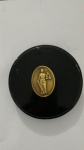 Caixa porta medalha com representação do escudo da justiça em metal dourado. Medidas: Diaâmetro: 11cm Alt: 3cm