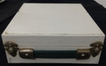 Antiga caixa do Curso de Línguas "LINGUAPHONE", Anos 60, em madeira revestida 20 X 23 X 8 cm, Alça de borracha. Produzida no Reino Unido.